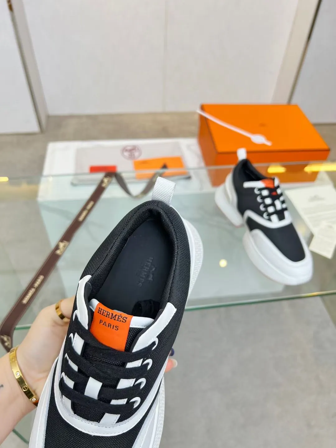 👟👟Ex-factory price 620👟👟 Men’s size +10 Hermès new slim waist for couples, first launched in North America, heightening-flowing shoes! The legs instantly look much thinner, the heels are 5CM high, and the new Hermès panda gigs bread shoes are so cute. The foot feels super comfortable and 100% made of Hermès special fabrics and Italian calfskin 1🆚1. Large 㡳 private mold sole, oversized shoe 㡳 decorated with geometric patterns to create a dynamic and fashionable style, soles Hermès orange! Female size 35-41 (35, 40, 41 can be customized and non-returnable) Male size 38-47 (38, 45, 46, 47 can be customized and non-refundable)